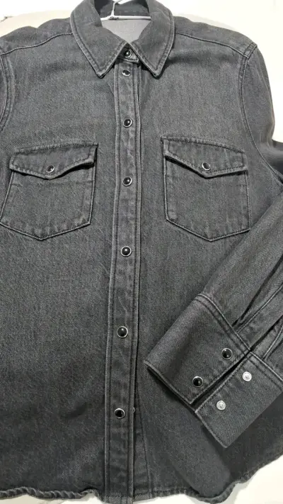 Camisa de mezclilla gris con bolsillos - miniatura 2