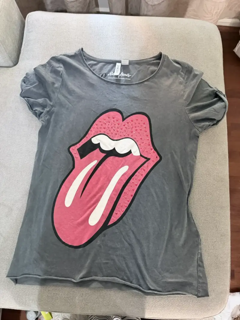 Polera gris Rolling Stones con logo
