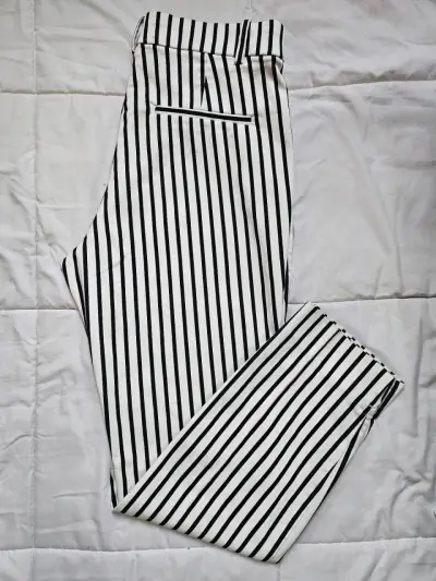 Pantalones a rayas blanco y negro - miniatura 3