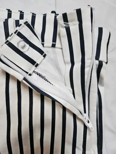 Pantalones a rayas blanco y negro - miniatura 4