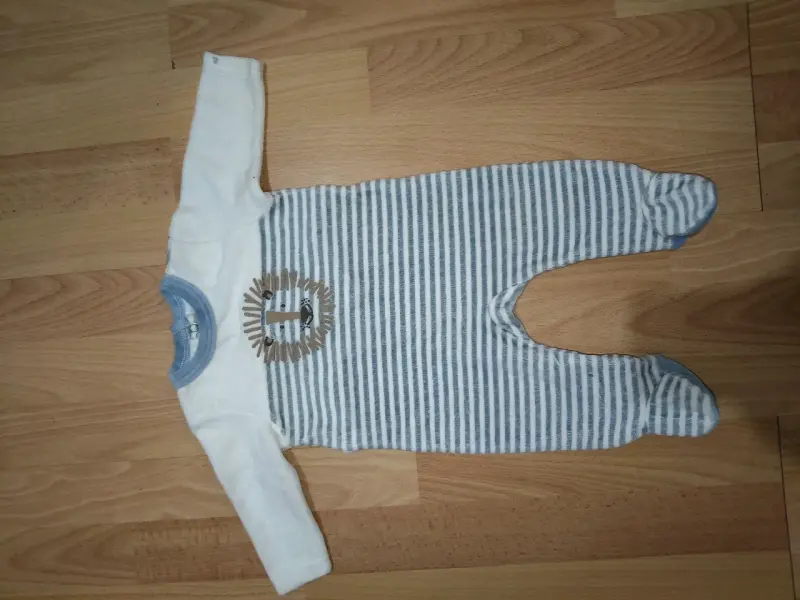 Enterito de bebé a rayas con diseño de león