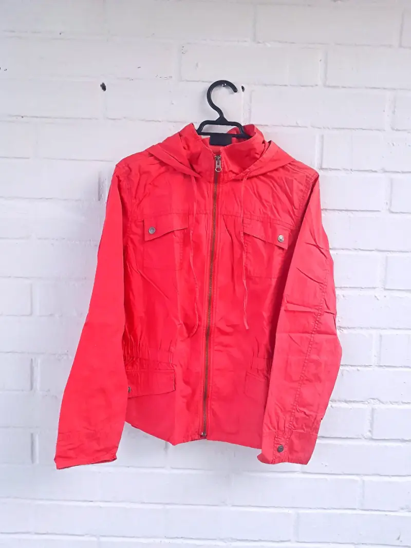 Chaqueta roja con capucha - 1