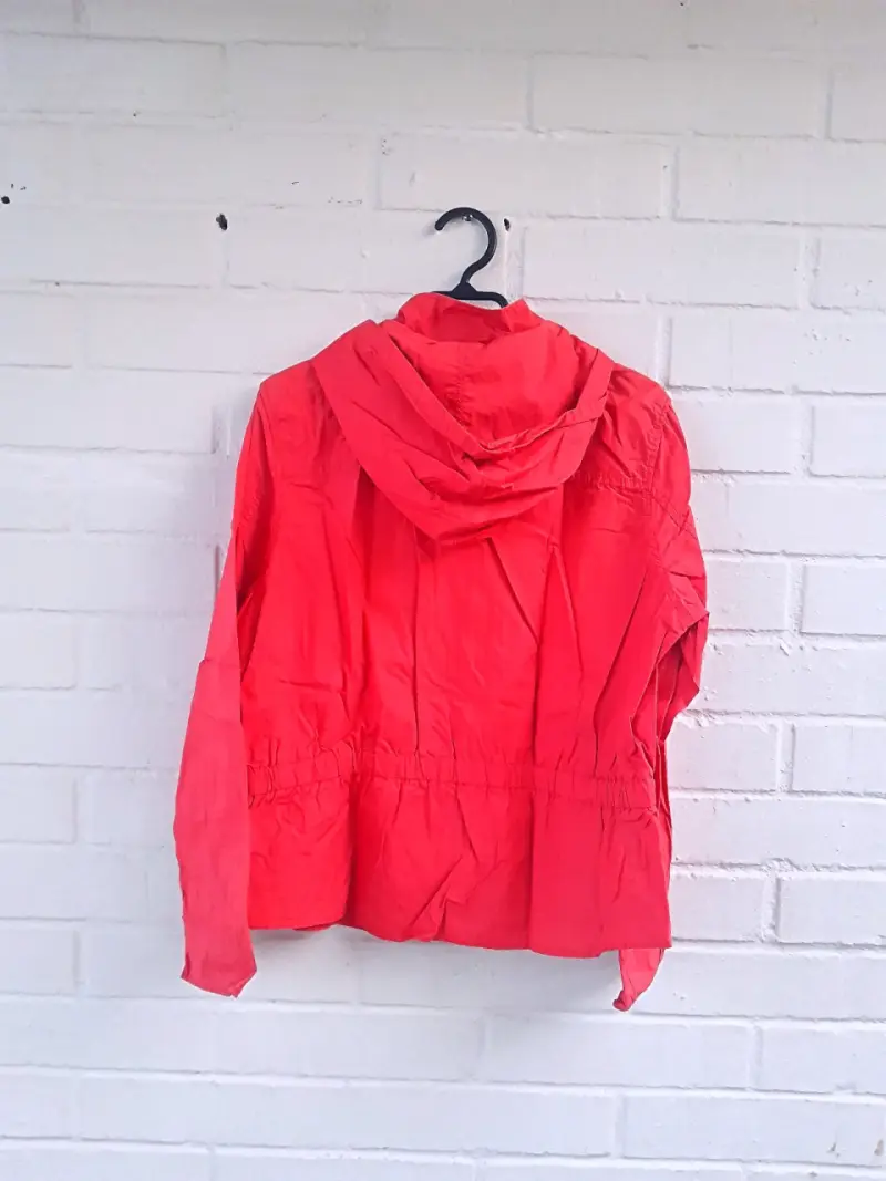Chaqueta roja con capucha - 2