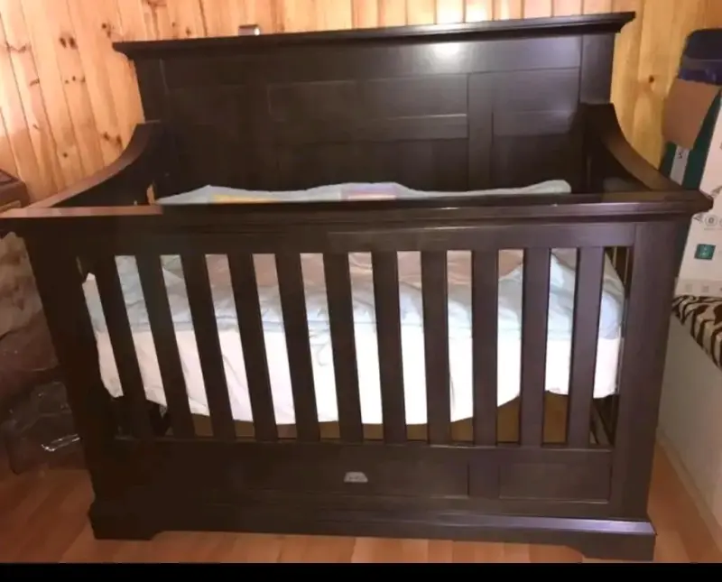 Cuna de madera oscura para bebé - 2