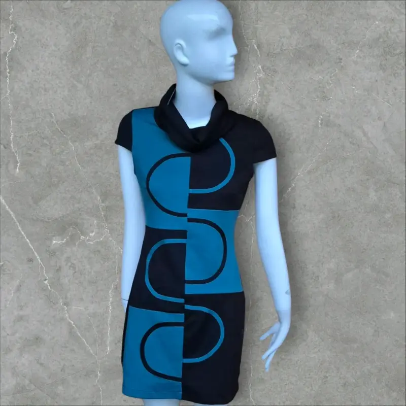 Vestido moderno azul y negro con diseño geométrico