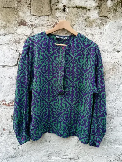 Blusa vintage estampada verde y morado - miniatura 1