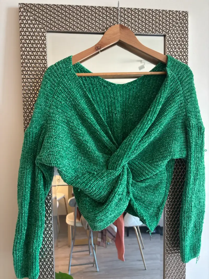 Suéter verde tejido con diseño cruzado - 1