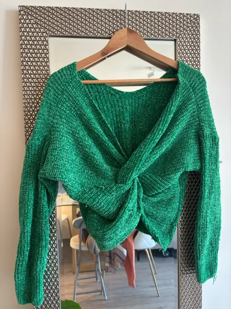 Suéter verde tejido con diseño cruzado - 2