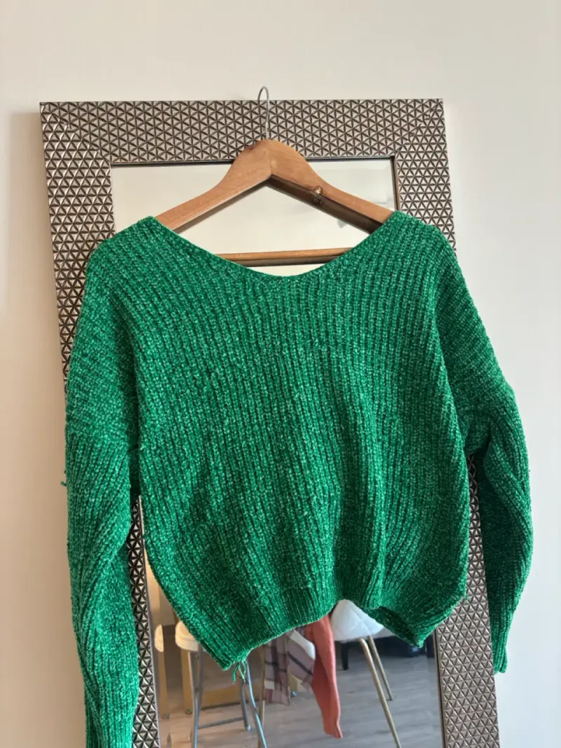 Suéter verde tejido con diseño cruzado - 3