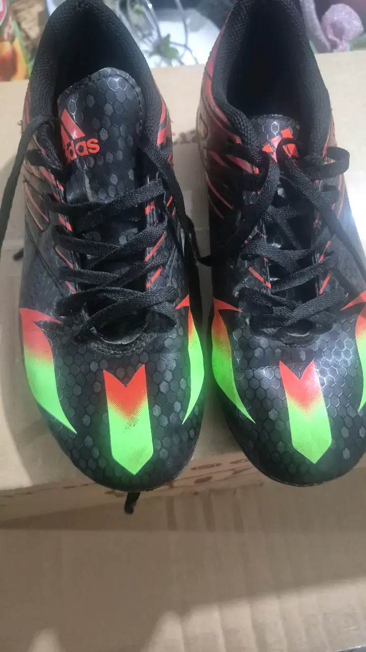 Zapatillas de fútbol Adidas negras y verdes - 1