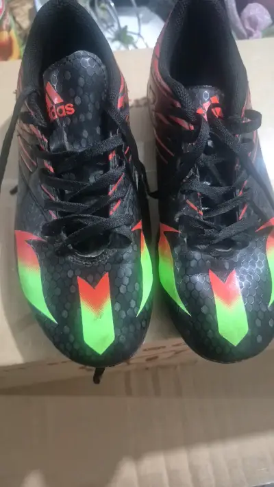 Zapatillas de fútbol Adidas negras y verdes - miniatura 1