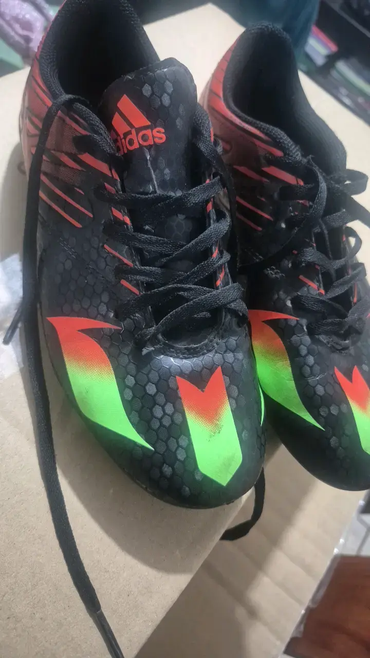 Zapatillas de fútbol Adidas negras y verdes - 2