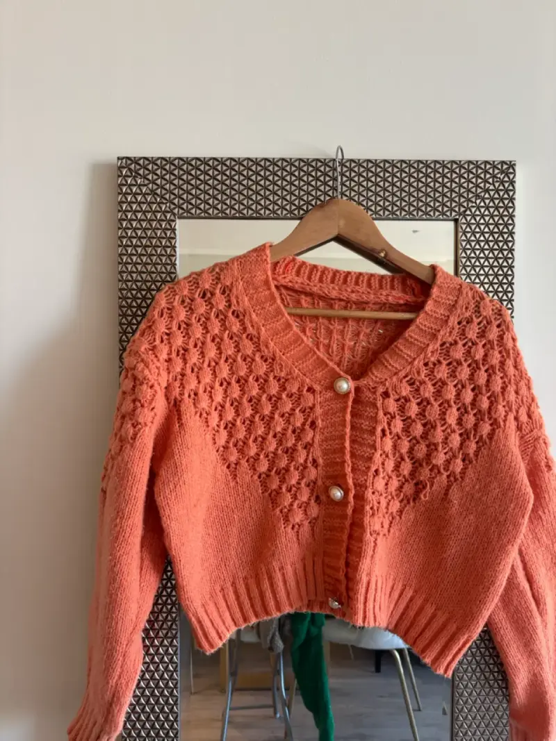 Cardigan tejido coral con botones perla - 1