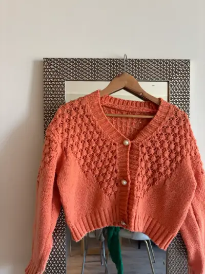 Cardigan tejido coral con botones perla - miniatura 1