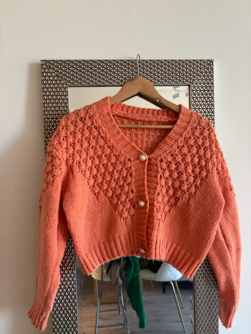 Cardigan tejido coral con botones perla - 2