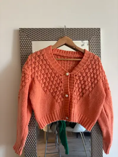 Cardigan tejido coral con botones perla - miniatura 2