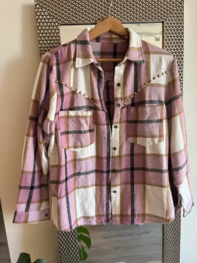 Camisero de franela a cuadros rosados con tachas - miniatura 1