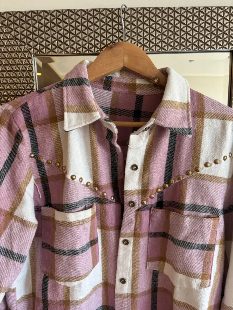 Camisero de franela a cuadros rosados con tachas - 2