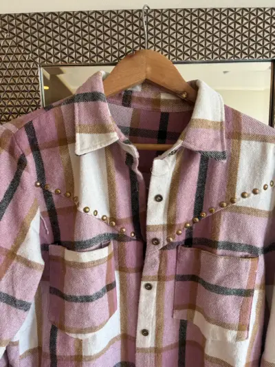 Camisero de franela a cuadros rosados con tachas - miniatura 2