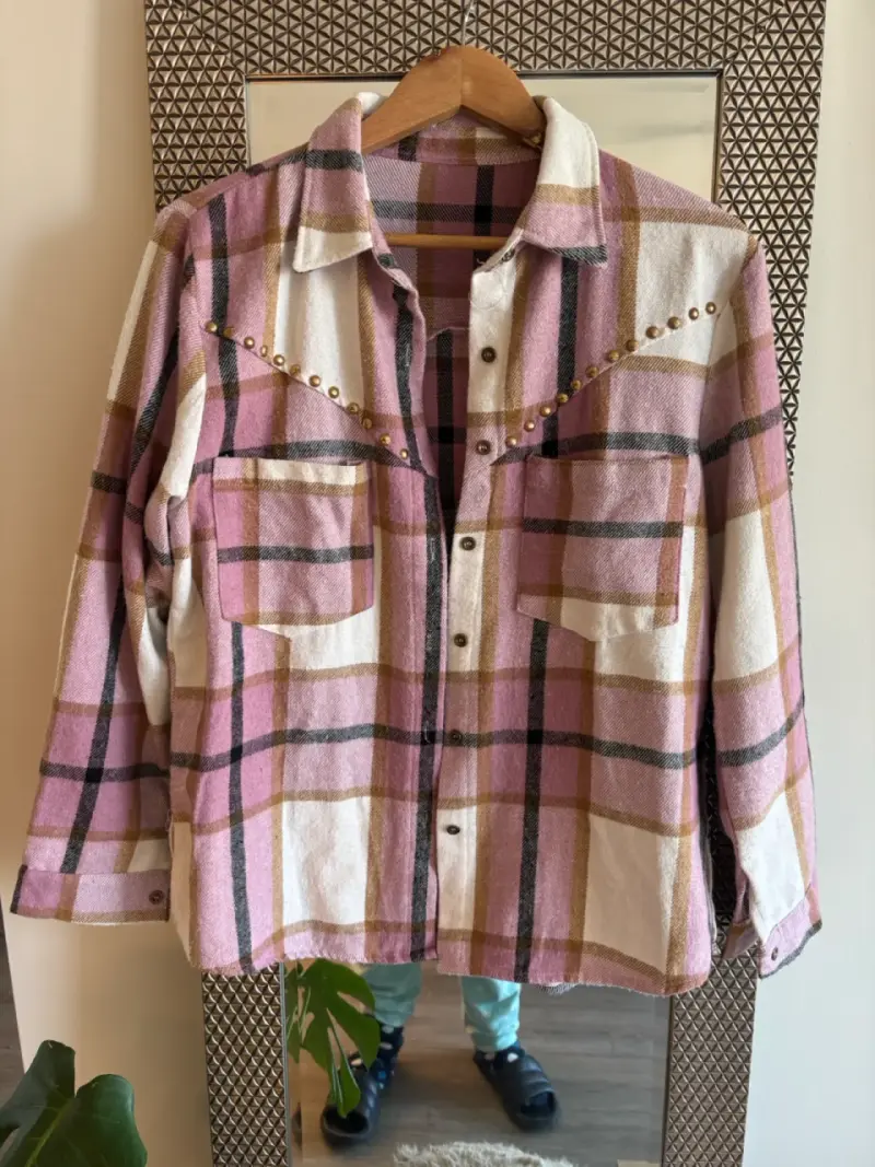 Camisero de franela a cuadros rosados con tachas - 3