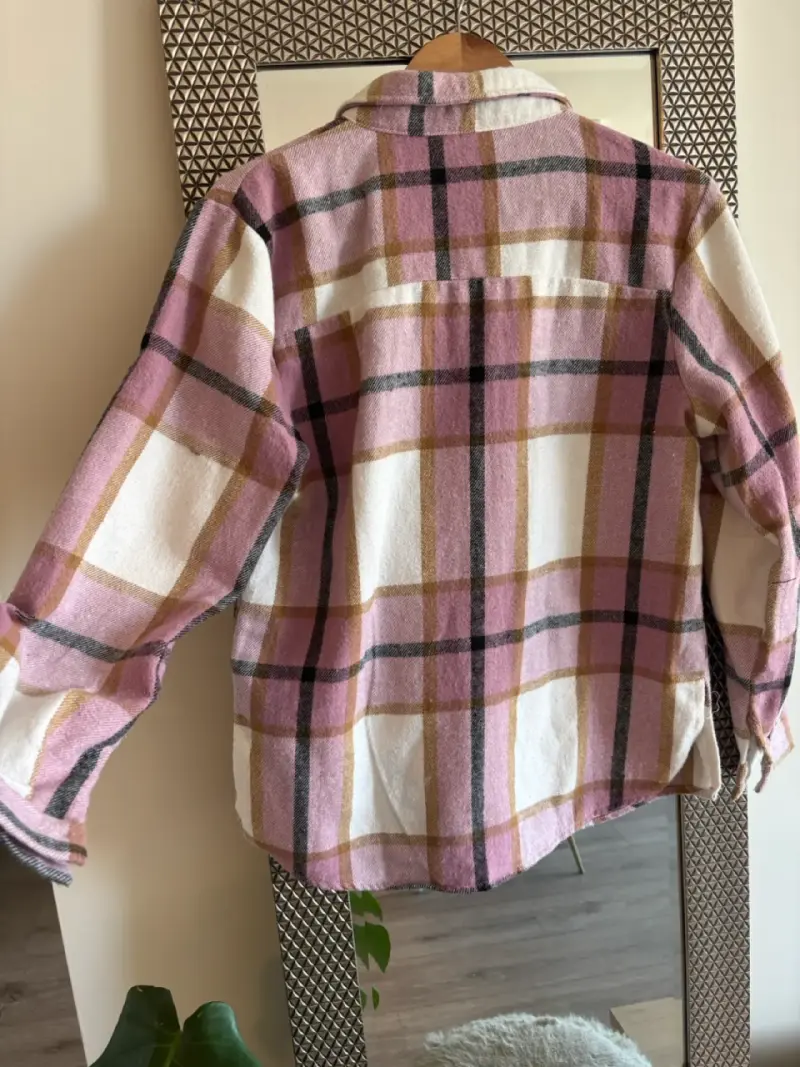 Camisero de franela a cuadros rosados con tachas - 4
