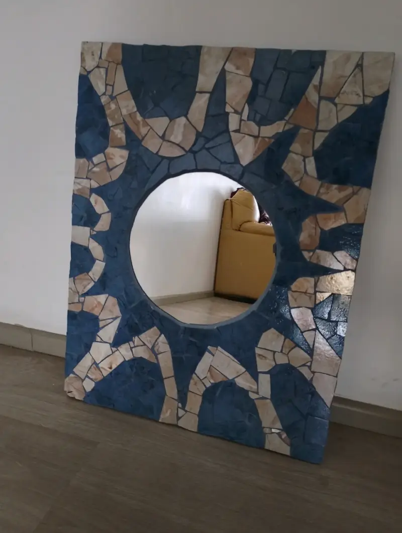 Espejo decorativo con marco de mosaico azul