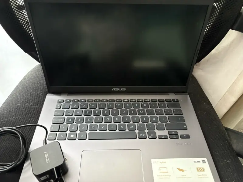 Laptop ASUS con cargador, pantalla 15 pulgadas - 1