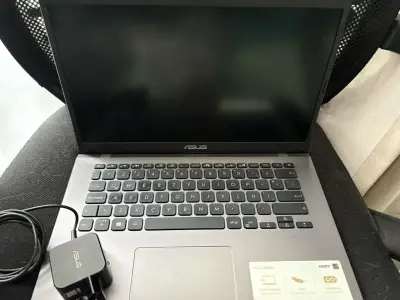 Laptop ASUS con cargador, pantalla 15 pulgadas - miniatura 1
