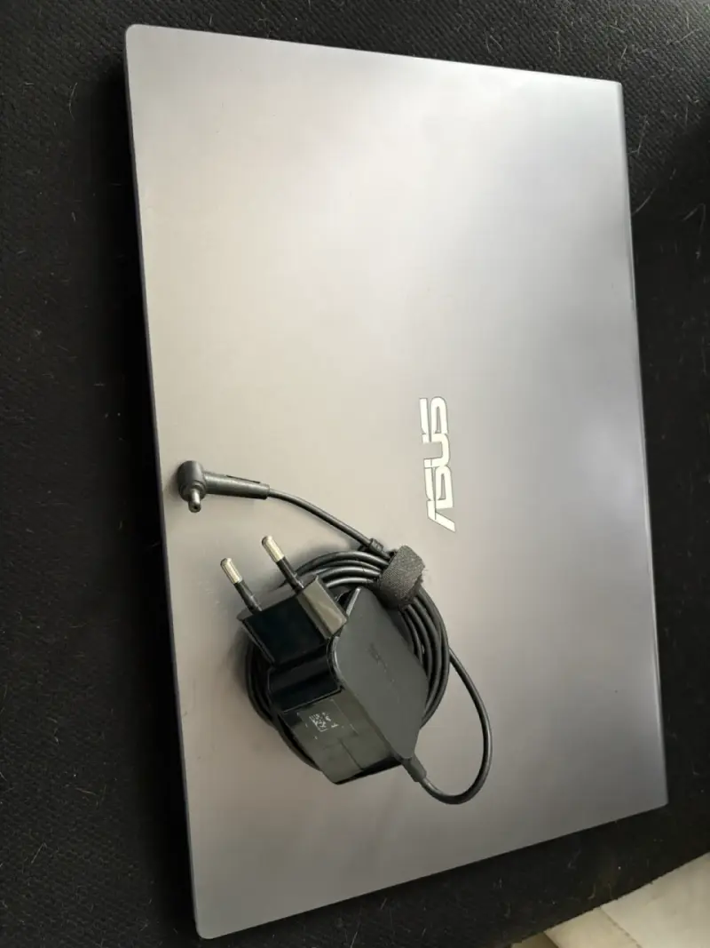 Laptop ASUS con cargador, pantalla 15 pulgadas - 2