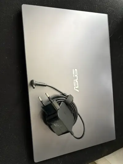 Laptop ASUS con cargador, pantalla 15 pulgadas - miniatura 2