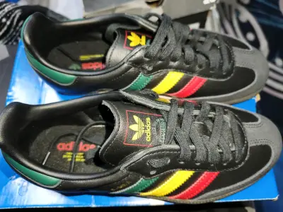 Zapatillas Adidas Samba negras con diseño tricolor - miniatura 3