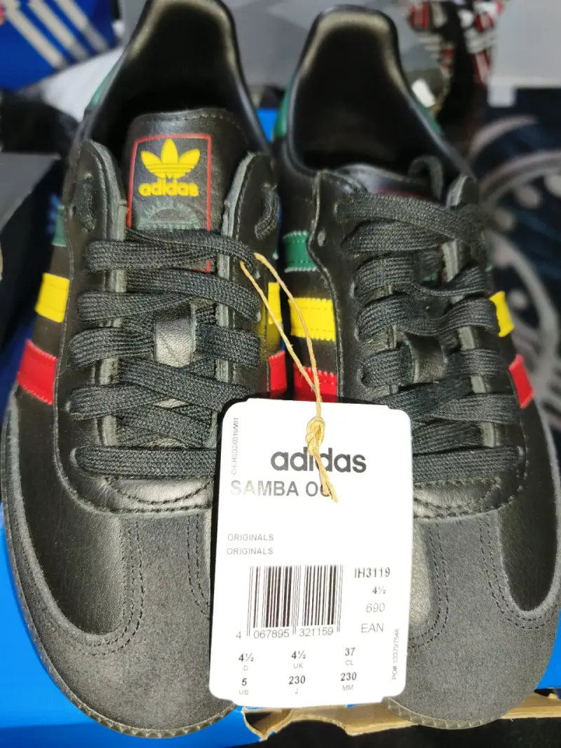 Zapatillas Adidas Samba negras con diseño tricolor - 5