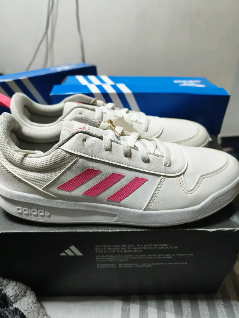 Zapatillas Adidas blancas con detalles rosados - 2