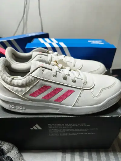 Zapatillas Adidas blancas con detalles rosados - miniatura 2