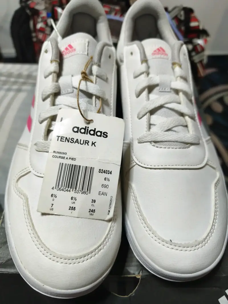 Zapatillas Adidas blancas con detalles rosados - 3