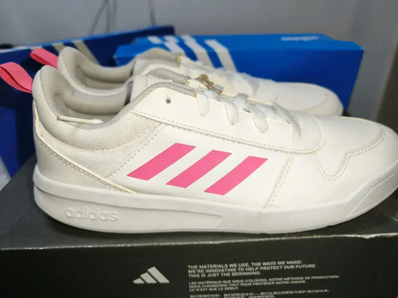 Zapatillas Adidas blancas con detalles rosados - 4
