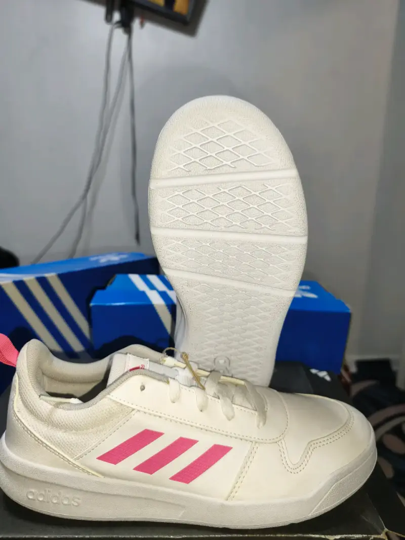 Zapatillas Adidas blancas con detalles rosados - 5