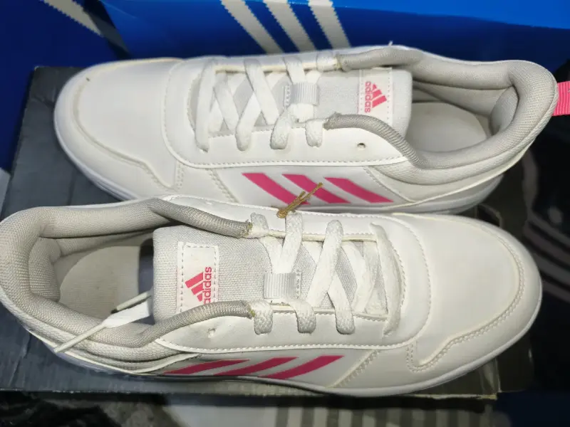 Zapatillas Adidas blancas con detalles rosados - 6