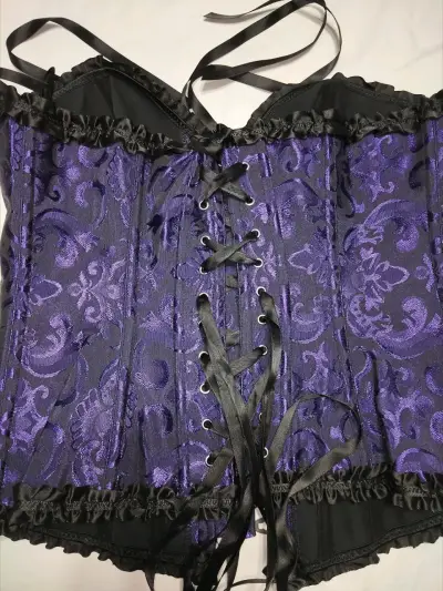 Corset morado con encaje negro elegante - miniatura 2