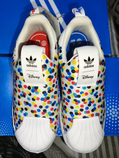 Zapatillas Adidas Disney con diseño de lunares - miniatura 3