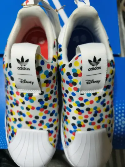 Zapatillas Adidas Disney con diseño de lunares - miniatura 5