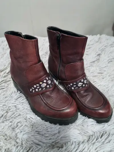 Botines de cuero marrón con detalles brillantes - miniatura 1