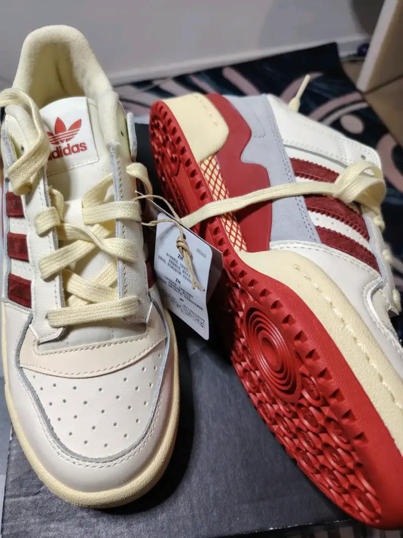 Zapatillas Adidas blancas con detalles rojos - 2