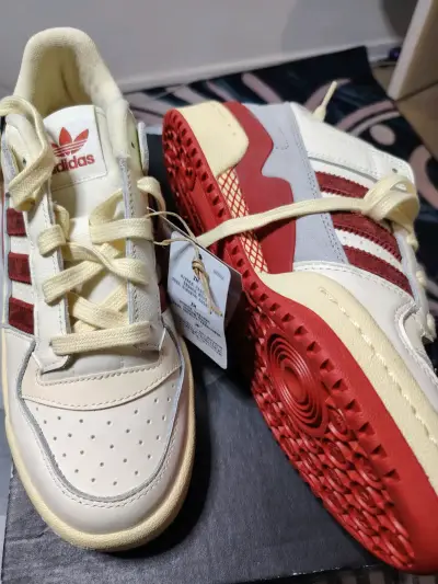 Zapatillas Adidas blancas con detalles rojos - miniatura 2