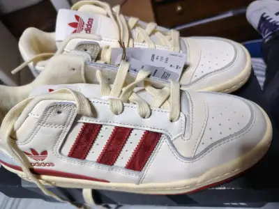 Zapatillas Adidas blancas con detalles rojos - miniatura 5