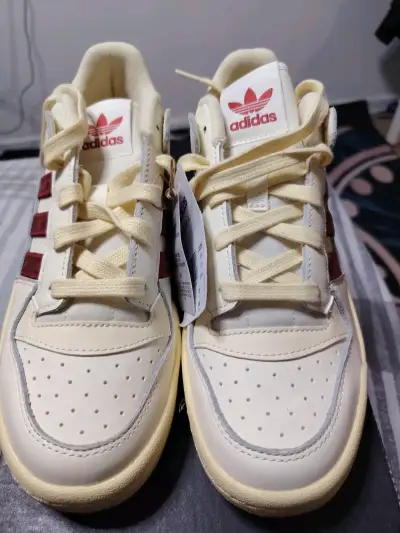 Zapatillas Adidas blancas con detalles rojos - miniatura 6