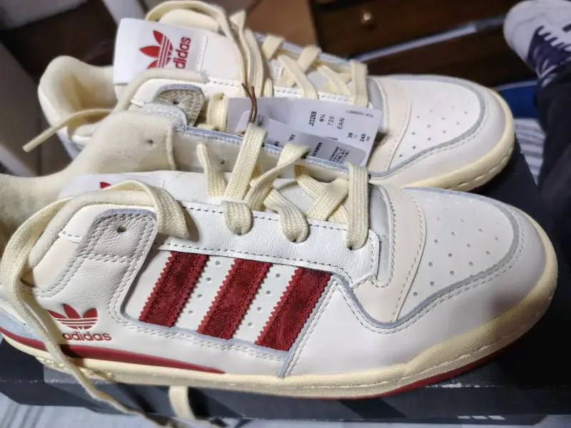 Zapatillas Adidas blancas con detalles rojos - 9