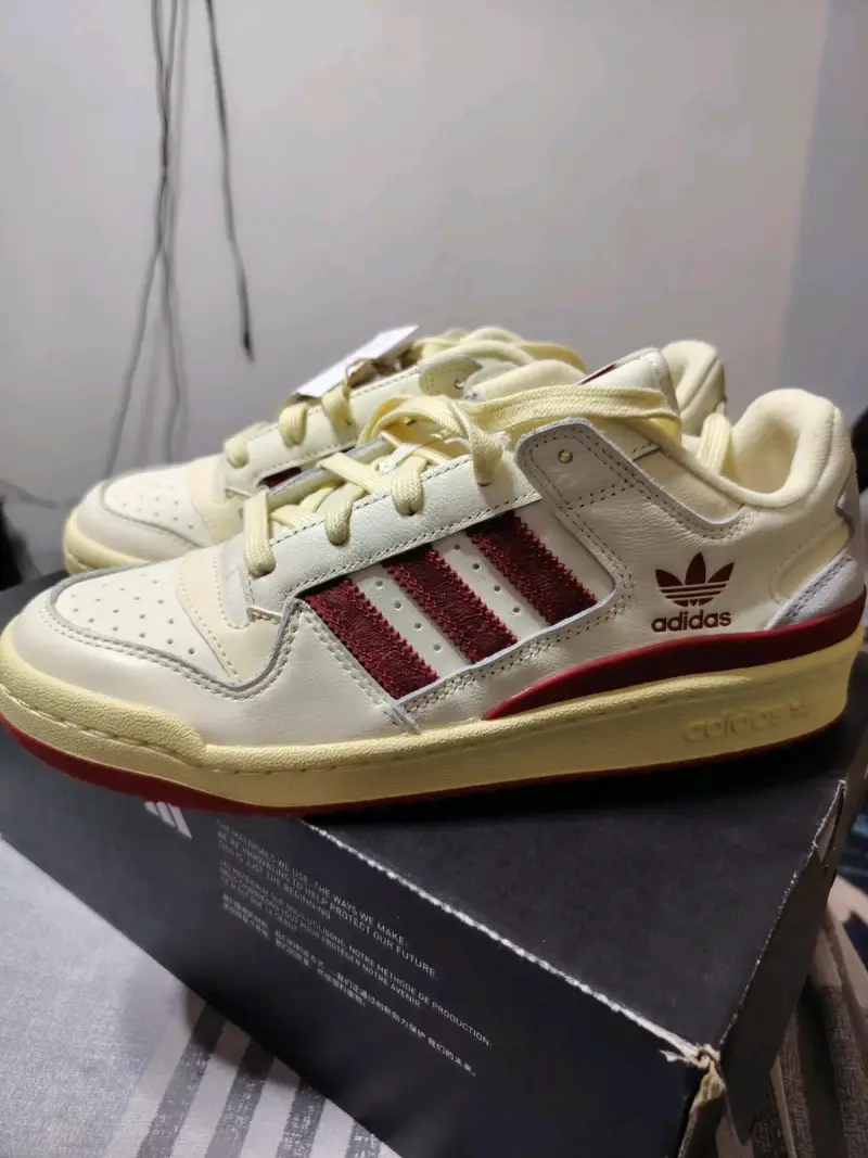 Zapatillas Adidas blancas con detalles rojos - 10