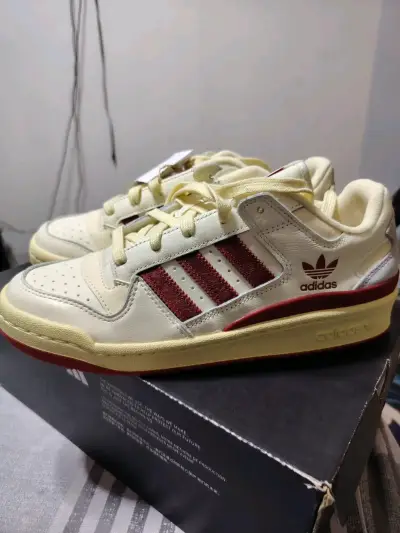 Zapatillas Adidas blancas con detalles rojos - miniatura 10