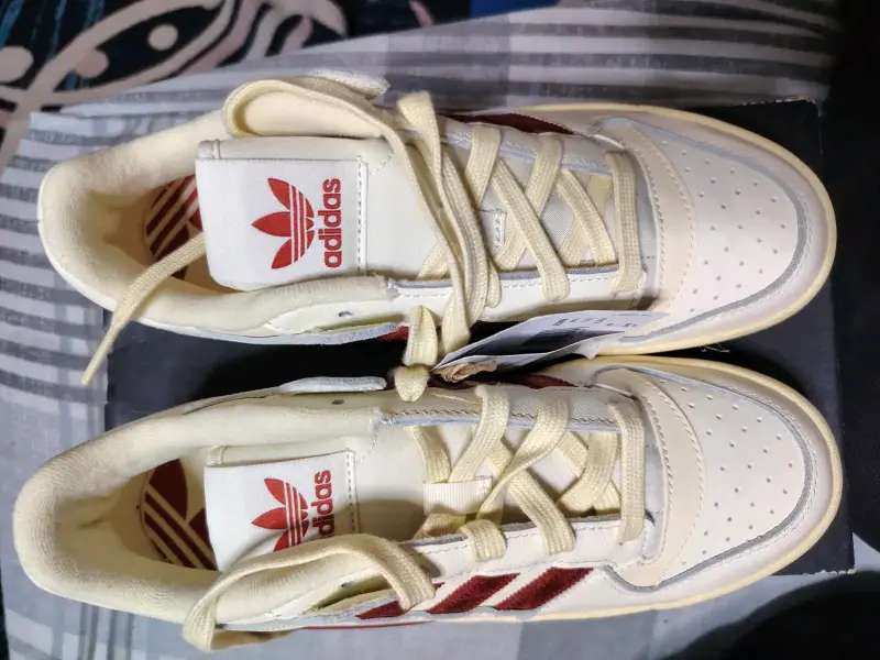 Zapatillas Adidas blancas con detalles rojos - 11